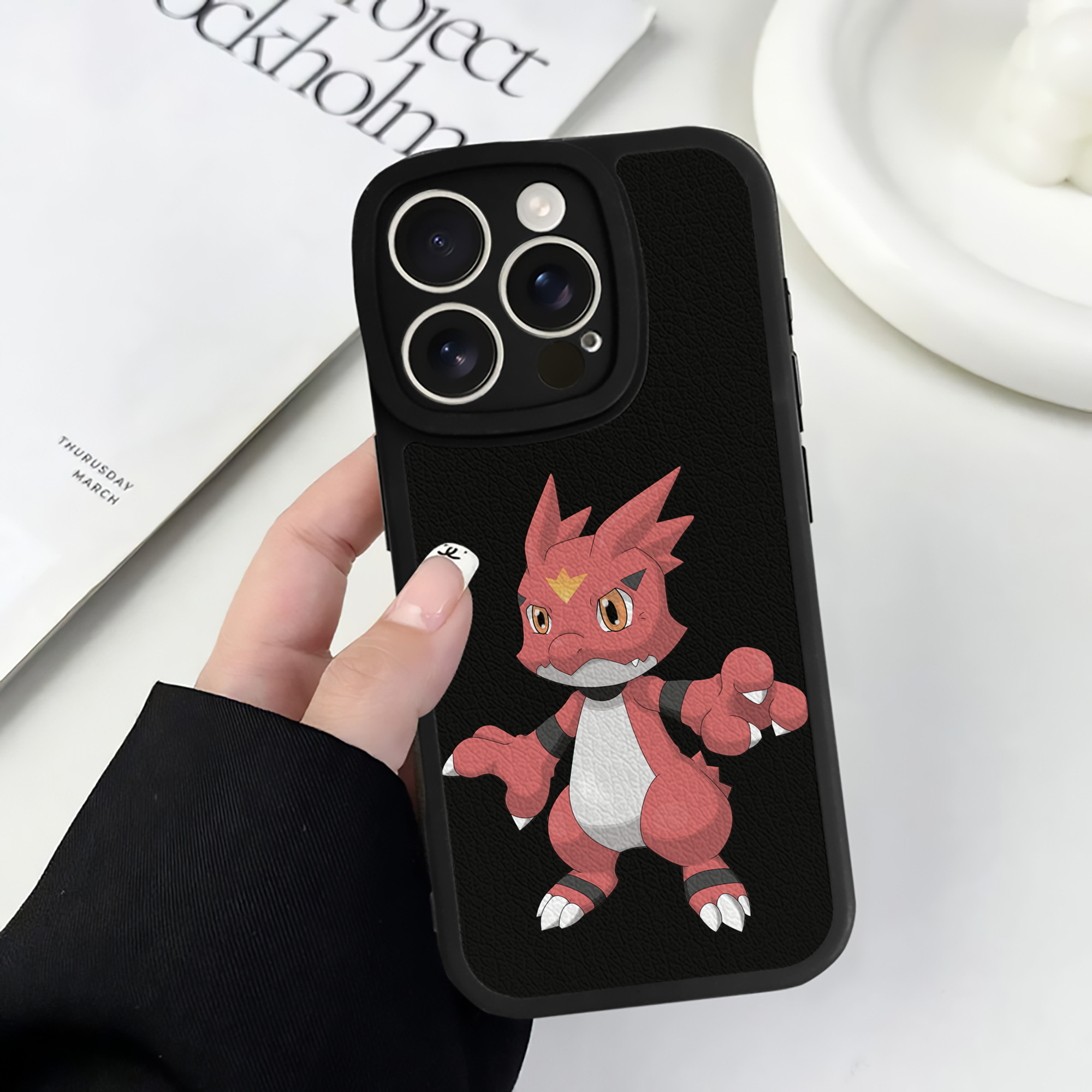 （画像用） Digimon デジタルモンスター/デジモン 【iPhone 16シリーズ対応】シリコンスマホケース（レザー調） 材質：シリコン